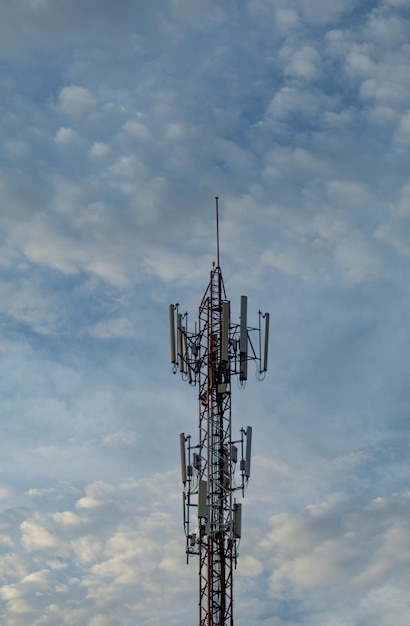 Foto lage hoek van de communicatie toren tegen de lucht