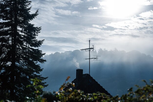 Foto lage hoek van de communicatie toren tegen de lucht