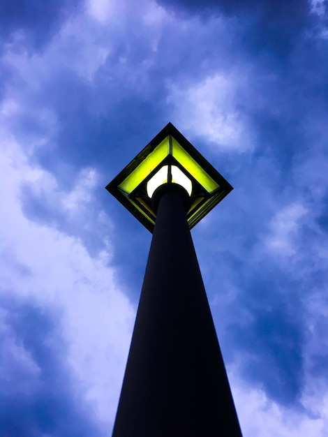 Foto lage hoek van de communicatie toren tegen de lucht