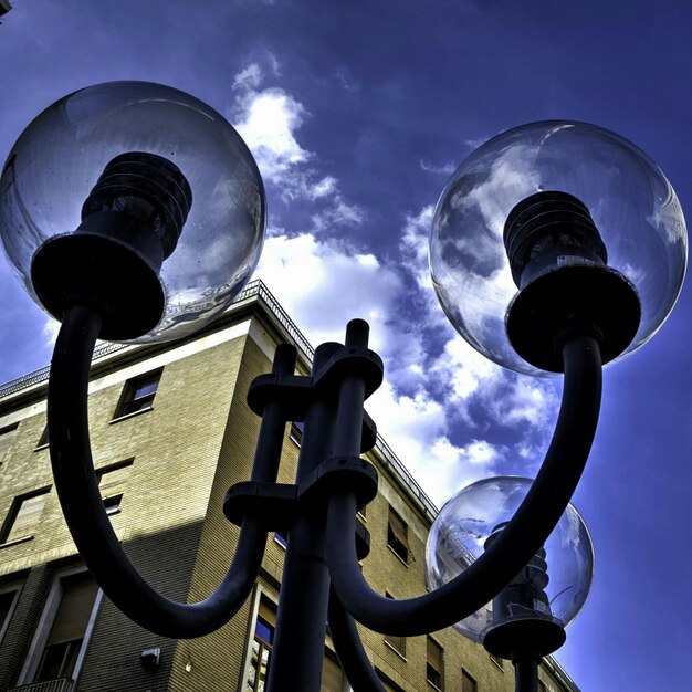 Foto lage hoek van de communicatie toren tegen de lucht