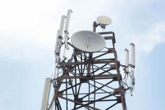 Lage hoek van de communicatie toren tegen de lucht