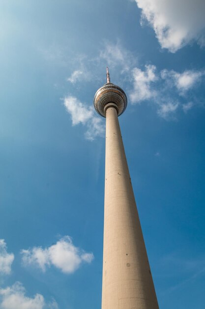 Foto lage hoek van de communicatie toren tegen de lucht