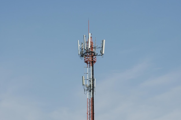 Foto lage hoek van de communicatie toren tegen de lucht