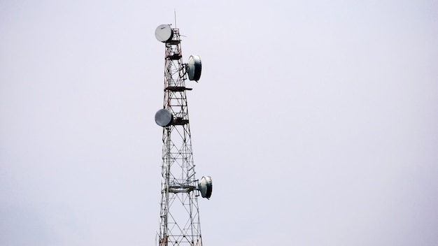 Lage hoek van de communicatie toren tegen de lucht