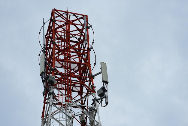 Foto lage hoek van de communicatie toren tegen de lucht