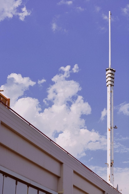 Lage hoek van de communicatietoren tegen de lucht