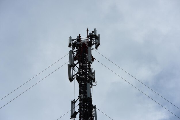 Foto lage hoek van de communicatietoren tegen de lucht