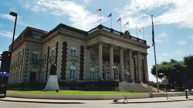 Lage hoek van de Dallas Scottish Rite Tempel tegen de lucht