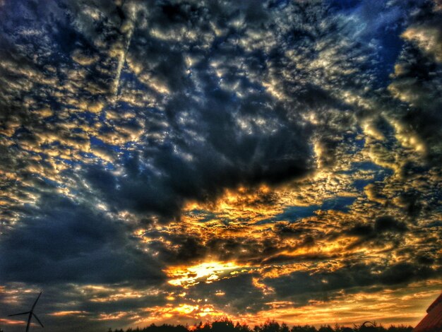 Foto lage hoek van de dramatische bewolkte hemel tijdens de zonsondergang