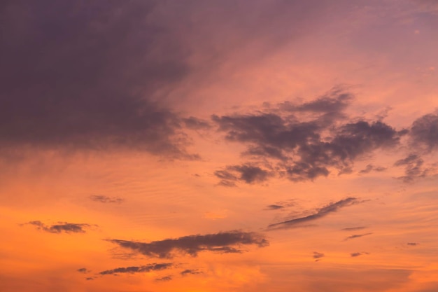 Lage hoek van de dramatische hemel tijdens de zonsondergang