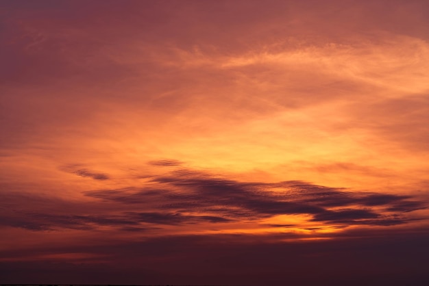 Lage hoek van de dramatische hemel tijdens de zonsondergang