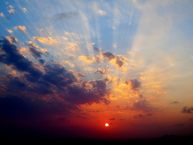 Lage hoek van de dramatische hemel tijdens de zonsondergang