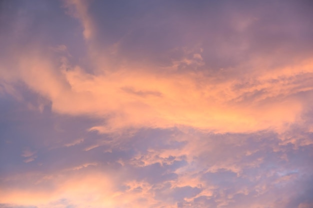 Lage hoek van de dramatische hemel tijdens de zonsondergang