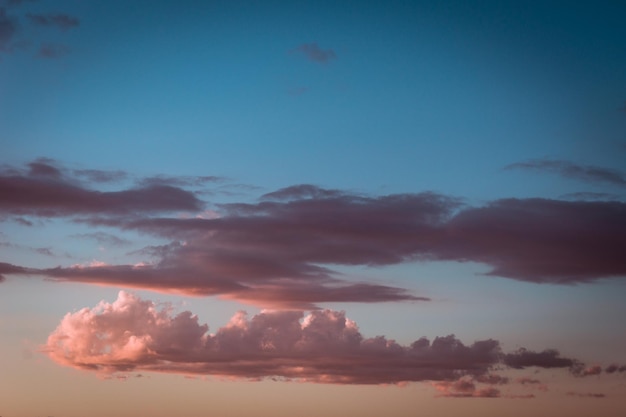 Lage hoek van de dramatische hemel tijdens de zonsondergang