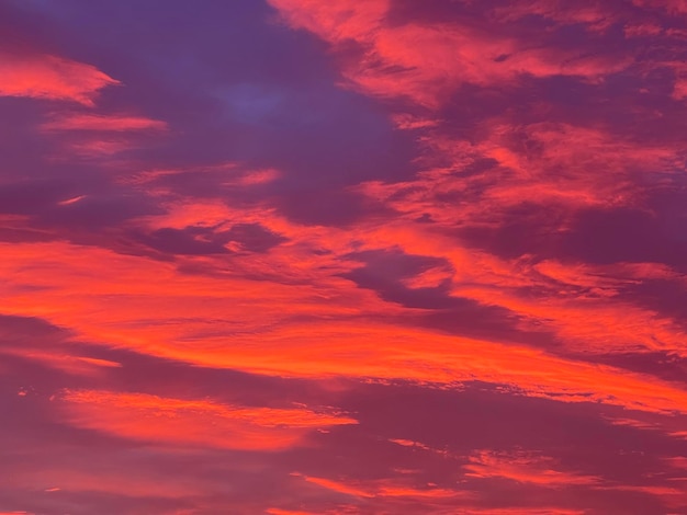 Lage hoek van de dramatische hemel tijdens de zonsondergang