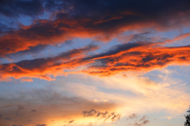Lage hoek van de dramatische hemel tijdens de zonsondergang