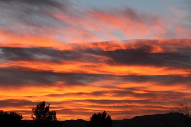 Lage hoek van de dramatische hemel tijdens de zonsondergang