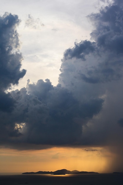 Lage hoek van de dramatische hemel tijdens de zonsondergang
