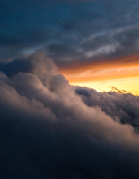 Lage hoek van de dramatische hemel tijdens de zonsondergang