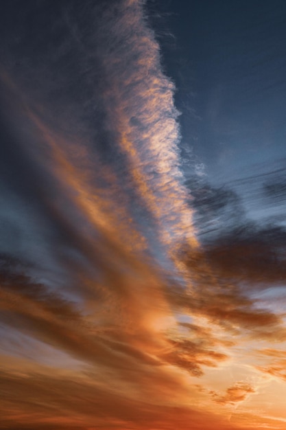 Lage hoek van de dramatische hemel tijdens de zonsondergang