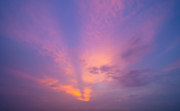 Lage hoek van de dramatische hemel tijdens de zonsondergang