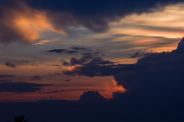 Lage hoek van de dramatische hemel tijdens de zonsondergang