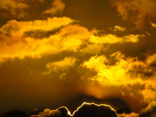 Foto lage hoek van de dramatische hemel tijdens de zonsondergang