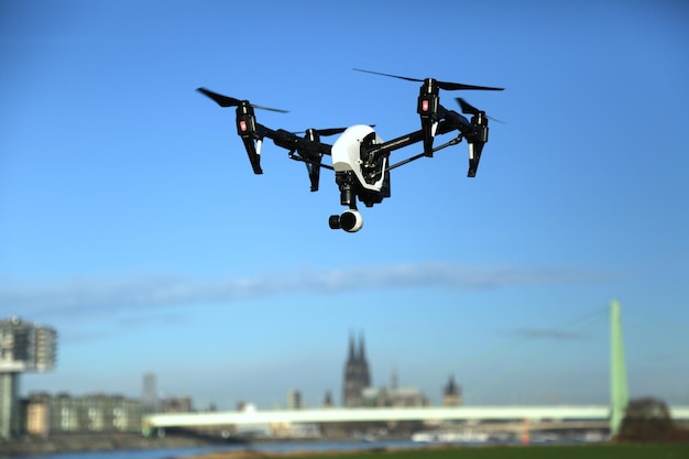 Lage hoek van de drone tegen een heldere lucht