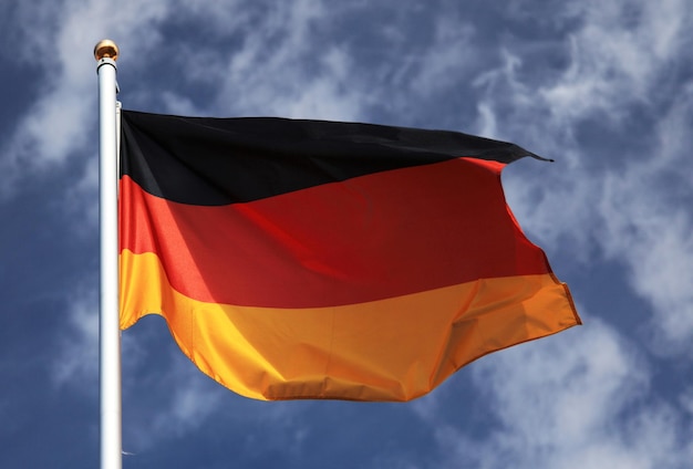 Lage hoek van de Duitse vlag die tegen de lucht zwaait