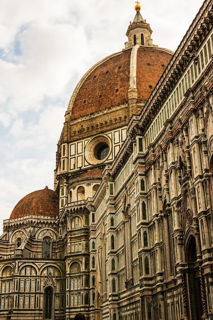 Lage hoek van de duomo santa maria del fiore tegen de hemel in de stad