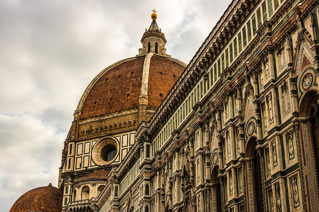 Lage hoek van de duomo santa maria del fiore tegen de lucht in de stad
