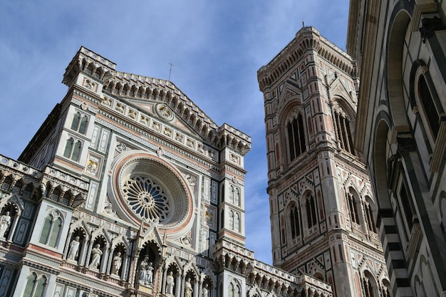 Lage hoek van de duomo santa maria del fiore tegen de lucht