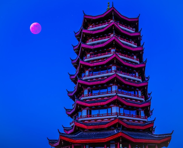 Lage hoek van de Eiffeltoren tegen een heldere blauwe hemel