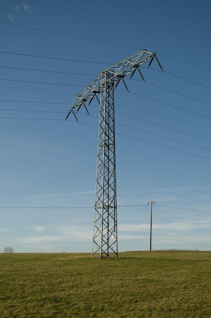 Lage hoek van de elektriciteitspylon op het veld tegen de lucht