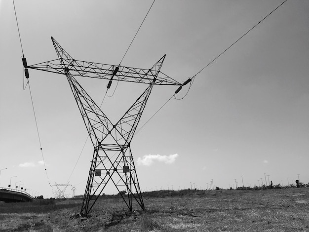 Lage hoek van de elektriciteitspylon op het veld tegen de lucht