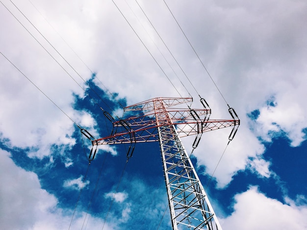 Lage hoek van de elektriciteitspylon tegen bewolkte lucht