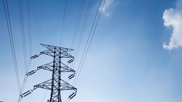 Lage hoek van de elektriciteitspylon tegen bewolkte lucht
