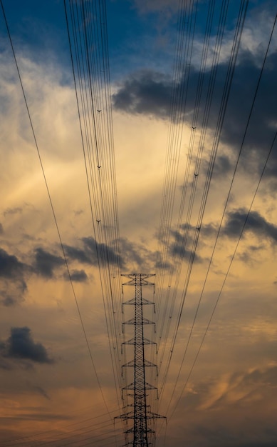 Lage hoek van de elektriciteitspylon tegen de hemel bij zonsondergang