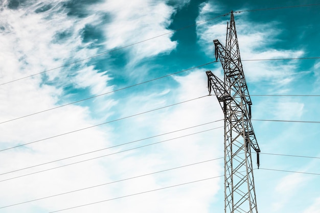 Lage hoek van de elektriciteitspylon tegen de hemel
