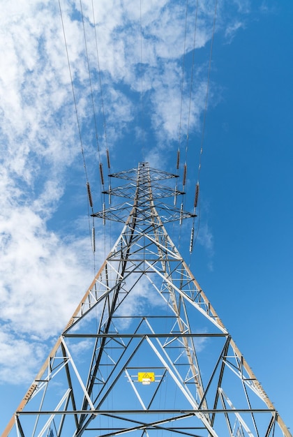 Lage hoek van de elektriciteitspylon tegen de hemel