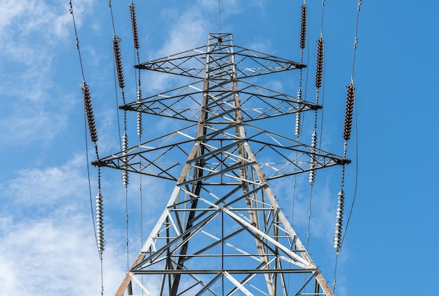 Lage hoek van de elektriciteitspylon tegen de hemel