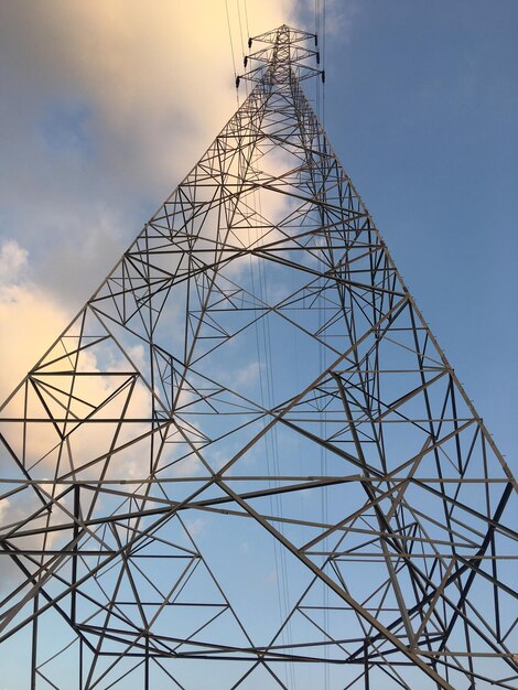 Foto lage hoek van de elektriciteitspylon tegen de lucht