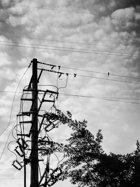 Foto lage hoek van de elektriciteitspylon tegen de lucht