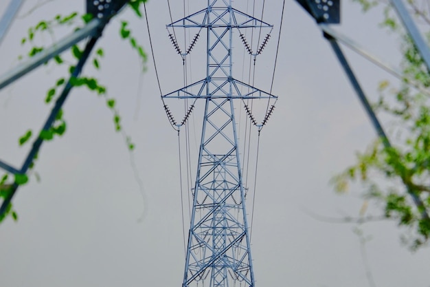 Foto lage hoek van de elektriciteitspylon tegen de lucht