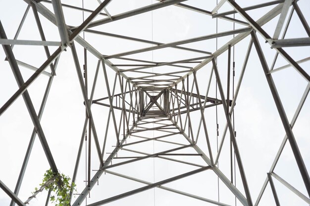 Foto lage hoek van de elektriciteitspylon tegen de lucht