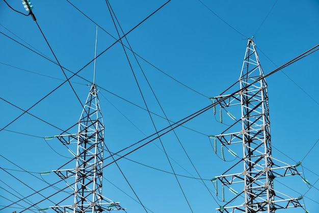 Lage hoek van de elektriciteitspylon tegen de lucht