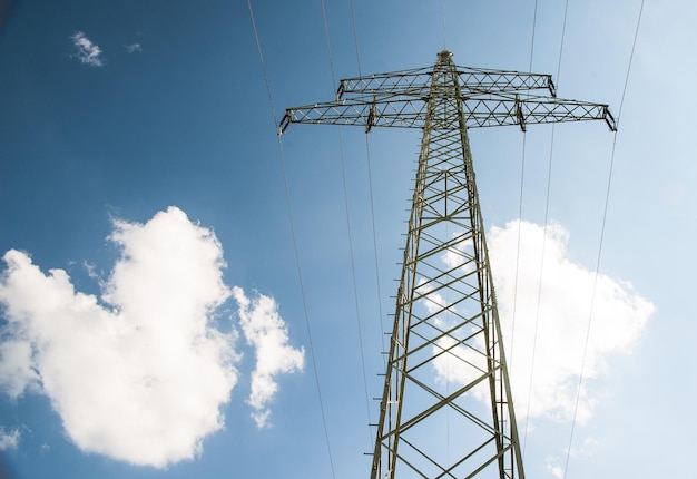 Lage hoek van de elektriciteitspylon tegen de lucht