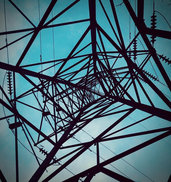 Foto lage hoek van de elektriciteitspylon tegen de lucht