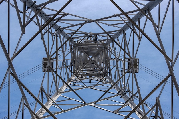 Foto lage hoek van de elektriciteitspylon tegen een heldere lucht