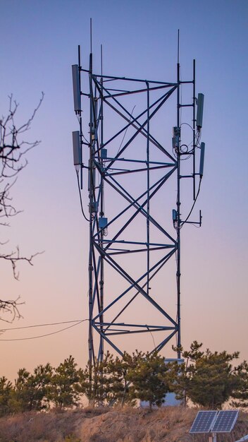 Lage hoek van de elektriciteitspylon tegen een heldere lucht